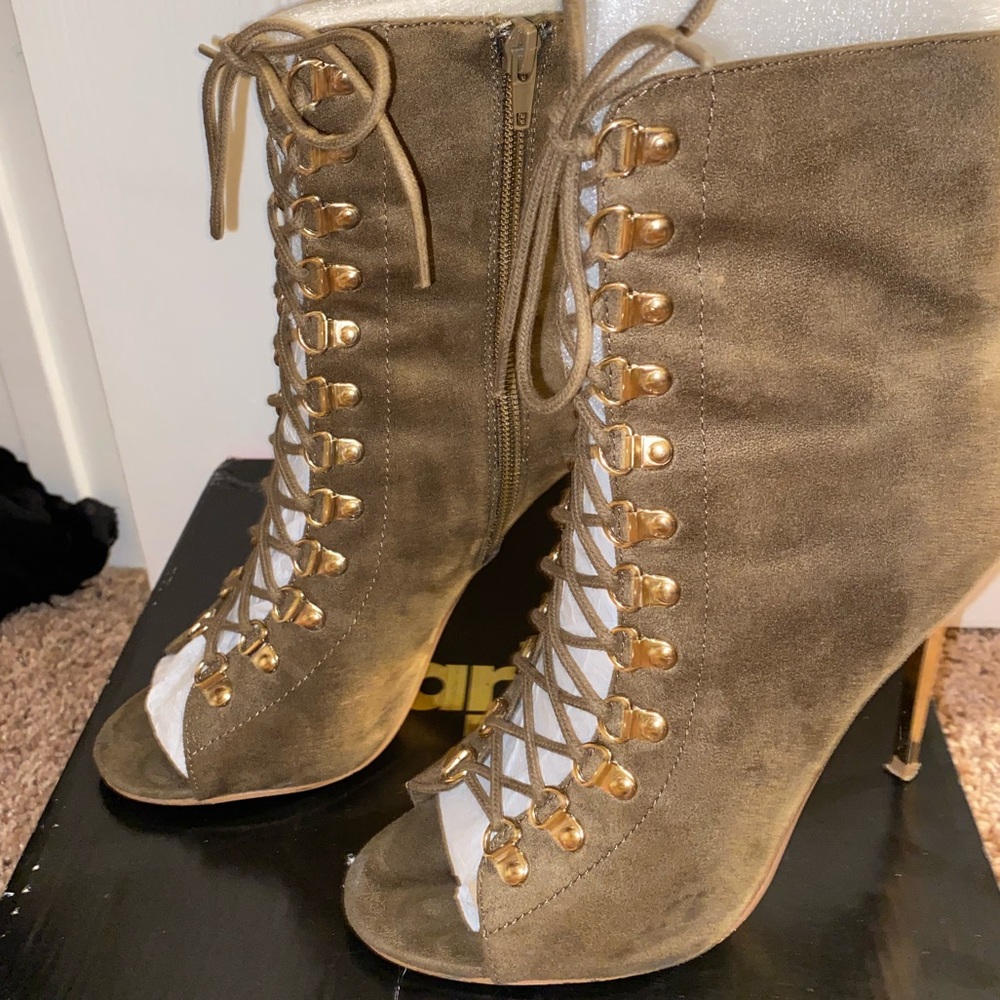 Lacy Heel - Picture 3 of 5